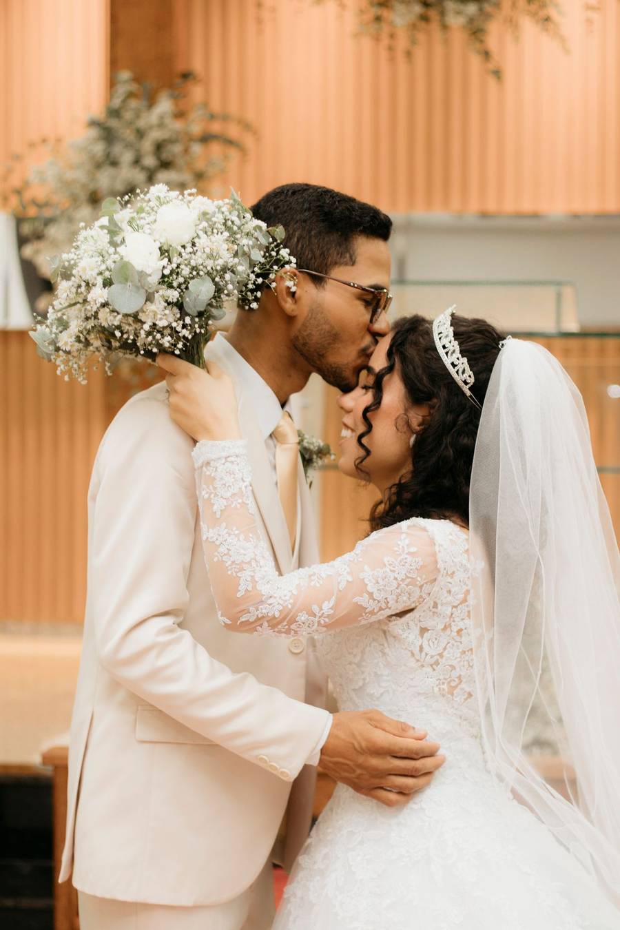 Bilingual wedding website example — a newlywed couple on their custom site